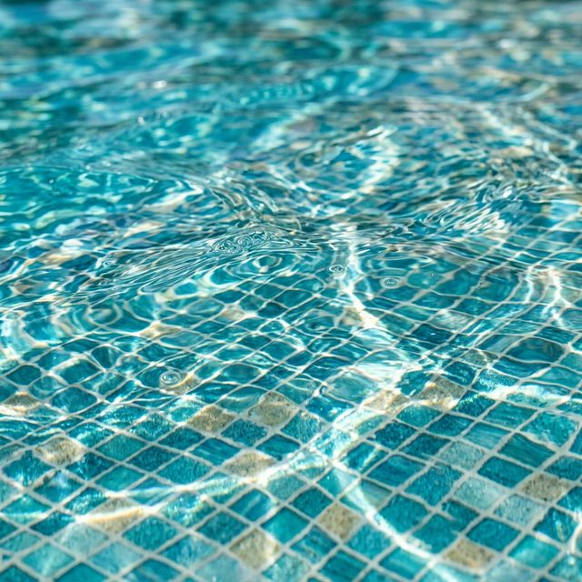 Eau de piscine cristalline sur un liner texturé premium